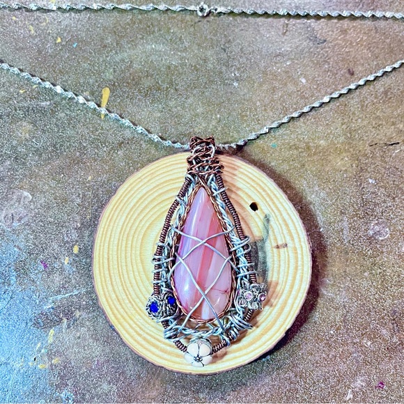 Extravagant Lace Agate Statement Necklace - Picture 5 of 7